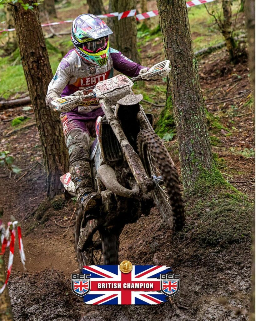Charlie Chater on a Yamaha off-road bike riding through the trees in the BEC U21 Championships 2023.